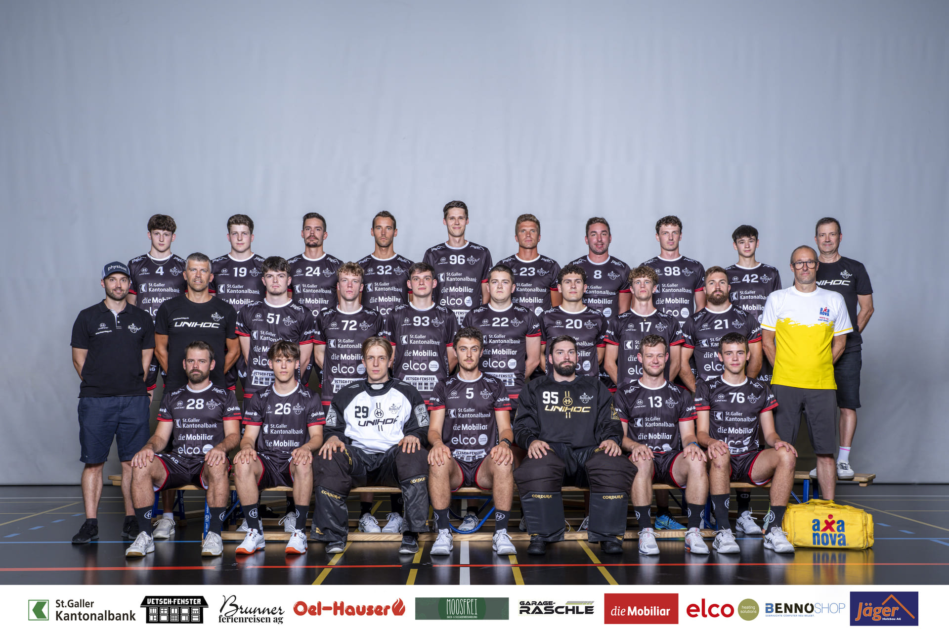 NLB_Teamfoto_UHC Sarganserland_Saison 2025-2026_schwarz_Sponsoren_01 (1) (1) NLB_Teamfoto_UHC Sarganserland_Saison 2025-2026_schwarz_Sponsoren_01 (1) (1)